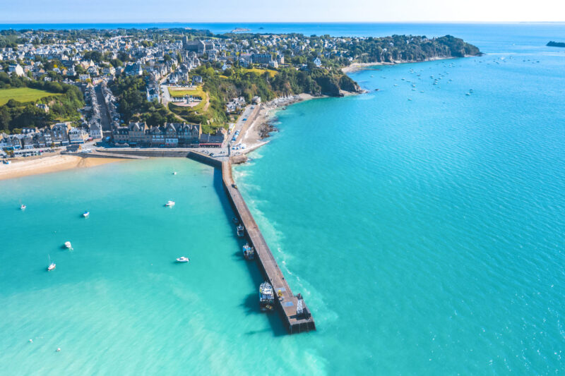 Vue aérienne de la Ville de Cancale et de sa jetée, sous le soleil d'été