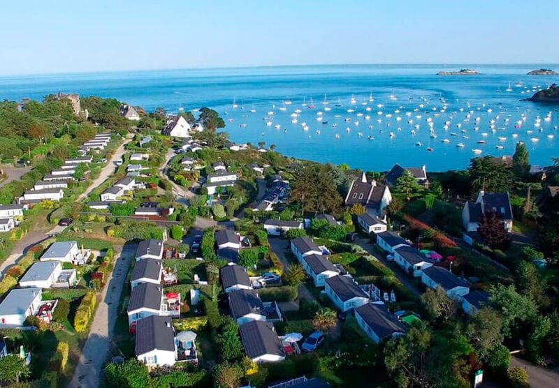 Vue Aérienne du camping Port-MEr**** à Cancale, avec au fond la manche et ses bateaux de plaisance